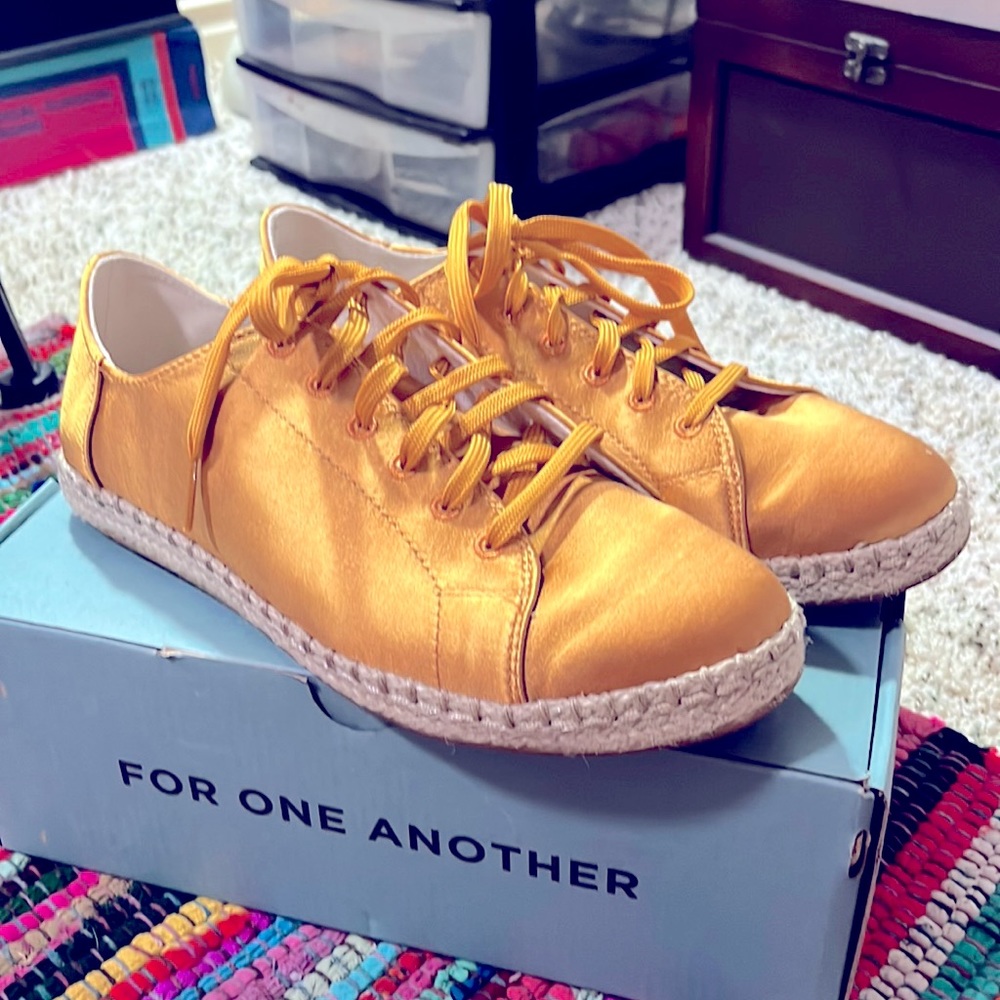 TOMS shoes brand new with box. Never been worn.